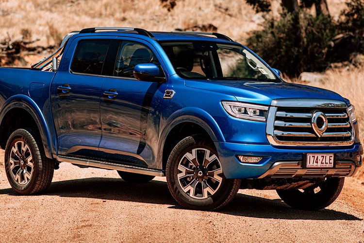 Về nội thất, GWM Cannon 2021 có những trang bị tiêu chuẩn như mở cửa không cần chìa khóa và nút bấm khởi động máy. Thêm vào đó là màn hình cảm ứng 9 inch của hệ thống thông tin giải trí, hỗ trợ Apple CarPlay và Android Auto, 3 cổng USB (2 phía trước, 1 đằng sau) cùng màn hình đa thông tin 3,5 inch trong bảng đồng hồ.