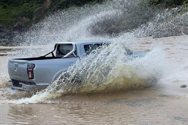 GWM Cannon 2021 được trang bị khá đầy đủ với 7 túi khí, bao gồm cả túi khí ở giữa hàng ghế trước, cảnh báo va chạm phía trước, phanh khẩn cấp tự động tích hợp tính năng phát hiện người đi bộ và người đi xe đạp, cảnh báo chuyển làn đường, hỗ trợ giữ làn đường, hỗ trợ chuyển làn đường, cảnh báo phương tiện cắt ngang khi lùi, kiểm soát hành trình thích ứng, nhận diện biển báo giao thông, cảnh báo tốc độ, hỗ trợ khởi hành ngang dốc cũng như hỗ trợ đổ đèo. Cuối cùng là hệ thống treo xương đòn kép đằng trước và nhíp lá đằng sau.