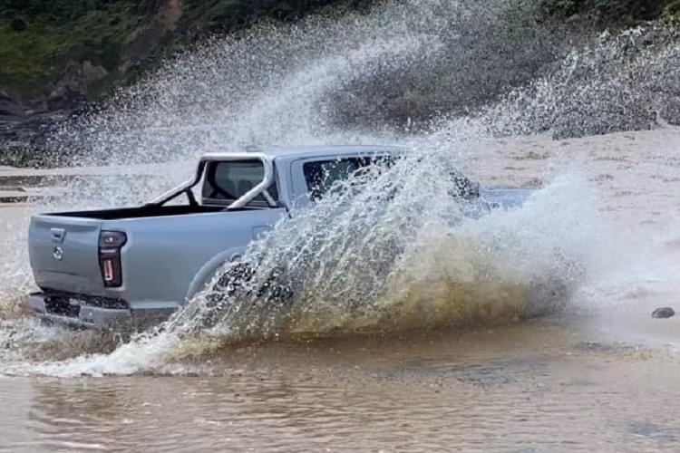 GWM Cannon 2021 được trang bị khá đầy đủ với 7 túi khí, bao gồm cả túi khí ở giữa hàng ghế trước, cảnh báo va chạm phía trước, phanh khẩn cấp tự động tích hợp tính năng phát hiện người đi bộ và người đi xe đạp, cảnh báo chuyển làn đường, hỗ trợ giữ làn đường, hỗ trợ chuyển làn đường, cảnh báo phương tiện cắt ngang khi lùi, kiểm soát hành trình thích ứng, nhận diện biển báo giao thông, cảnh báo tốc độ, hỗ trợ khởi hành ngang dốc cũng như hỗ trợ đổ đèo. Cuối cùng là hệ thống treo xương đòn kép đằng trước và nhíp lá đằng sau.