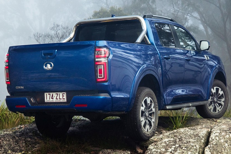 Ở bản L, GWM Cannon 2021 tại thị trường Úc có thêm thanh thể thao trên thùng sau, bộ vành 18 inch nhưng sơn 2 màu đẹp mắt hơn, thùng sau sơn phủ, thang ở thùng sau, các chi tiết ốp ngoại thất mạ crôm, baga nóc và gương gập chỉnh điện. Bản X cao cấp nhất cũng được trang bị gần giống như thế này.