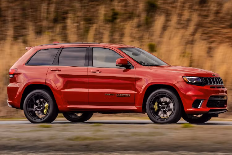 Với 707 mã lực, Jeep Trackhawk tiêu chuẩn sẽ có thể gia tốc từ 0-100 km/h trong 3,5 giây và đạt tốc độ tối đa 290 km/h, nhưng những sự thay đổi của O.CT Tuning đã rút ngắn thời gian gia tốc xuống còn 3 giây, trong tốc độ tối đa đã tăng lên 299 km/h. Điều này khiến nó chỉ chậm hơn 0,1 giây so với những siêu xe như Ferrari F8 Tributo hoặc Lamborghini Aventador S.