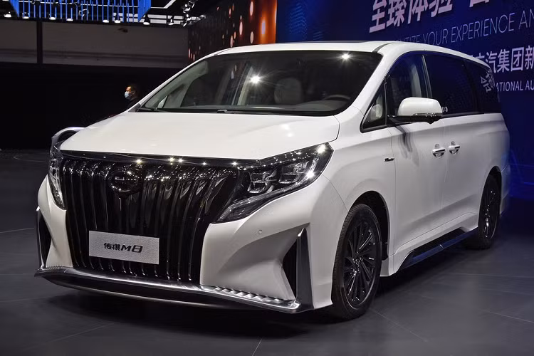 Gần đây, nhiều nhà sản xuất xe Trung Quốc đang dần rời xa xu hướng lưới tản nhiệt càng to càng tốt. Tuy nhiên, một thương hiệu vẫn không chịu khuất phục, và thậm chí còn tiếp tục làm lưới tản nhiệt trên xe mình to hơn nữa. Thương hiệu đó chính là Trumpchi với mẫu xe MPV Trumpchi M8 Master 2021 mới.