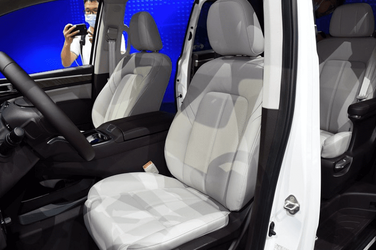 Phiên bản Trumpchi M8 tiêu chuẩn cũng có lưới tản nhiệt lớn song không ấn tượng như bản Master