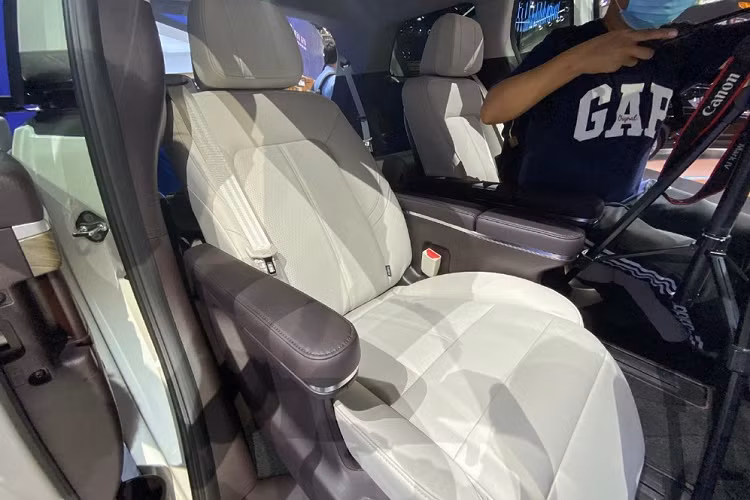 Nội thất của Trumpchi M8 Master trông rộng rãi, cụm điều khiển trung tâm có thiết kế tập trung về hướng người lái, phía trên là một của sổ trời lớn