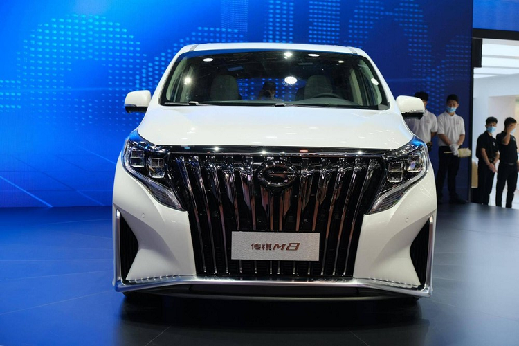 Mẫu xe MPV Trumpchi M8 Master sở hữu lưới tản nhiệt "to đập vào mắt" mới được giới thiệu tại Triển lãm Ô tô Bắc Kinh 2020. Đúng như mong đợi, mẫu xe này có một lưới tản nhiệt khổng lồ, chiếm dụng gần hết đầu xe. Phía dưới lưới tản nhiệt là một thanh kim loại trang trí sáng bóng, kết nối luôn với đường viền của hai hốc gió. Hai cụm đèn pha của nó cũng có kích thước lớn, tạo hình dữ dằn.