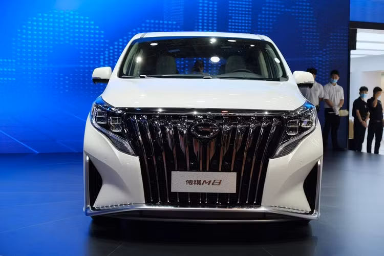 Mẫu xe MPV Trumpchi M8 Master sở hữu lưới tản nhiệt "to đập vào mắt" mới được giới thiệu tại Triển lãm Ô tô Bắc Kinh 2020. Đúng như mong đợi, mẫu xe này có một lưới tản nhiệt khổng lồ, chiếm dụng gần hết đầu xe. Phía dưới lưới tản nhiệt là một thanh kim loại trang trí sáng bóng, kết nối luôn với đường viền của hai hốc gió. Hai cụm đèn pha của nó cũng có kích thước lớn, tạo hình dữ dằn.