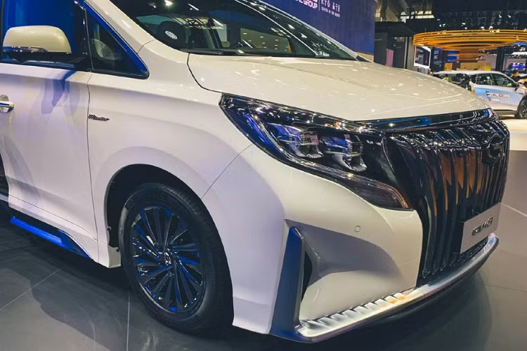 Cụm đèn pha của Trumpchi M8 Master cũng có kích thước lớn, hầm hố. Trumpchi M8 Master có khoảng sáng gầm khá thấp, góc nhìn bên sườn cho thấy bộ la-zăng bóng bẩy.