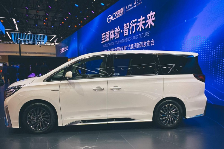 Mẫu MPV này có khoảng sáng gầm khá thấp, và khoác trên mình một bộ body kit bắt mắt. Nhìn sang bên sườn, ta thấy Trumpchi M8 Master cũng có trang bị một bộ la-zăng bóng bẩy, nhiều chấu tạo cảm giác chuyển động.