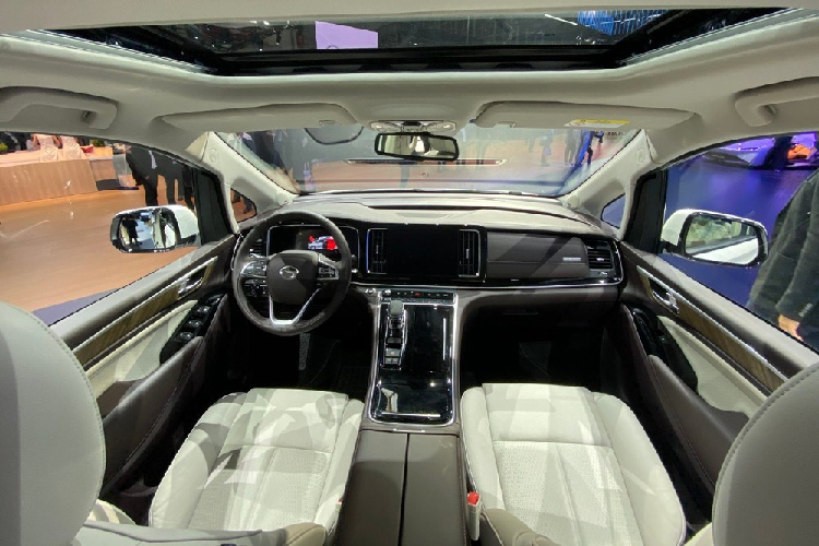 Tuy nhiên, chỗ ghi điểm thật sự của mẫu MPV này là không gian nội thất rất rộng với ghế cơ trưởng ở hàng thứ hai. Động cơ xe là máy tăng áp dung tích 2.0 lít sản sinh 252 mã lực phối hợp một hộp số tự động 8 cấp.