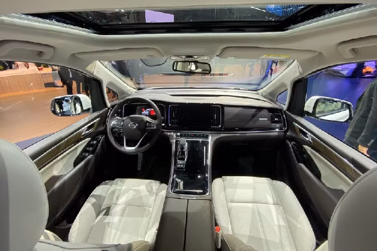 Tuy nhiên, chỗ ghi điểm thật sự của mẫu MPV này là không gian nội thất rất rộng với ghế cơ trưởng ở hàng thứ hai. Động cơ xe là máy tăng áp dung tích 2.0 lít sản sinh 252 mã lực phối hợp một hộp số tự động 8 cấp.