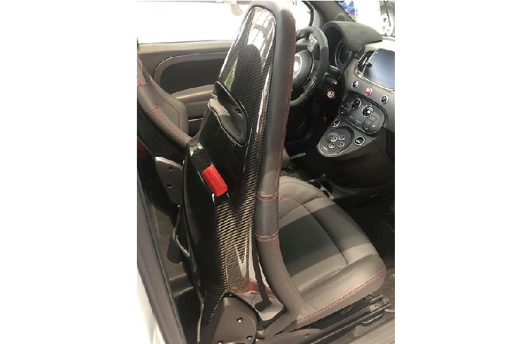 Là một phiên bản đặc biệt, Abarth 5959 được trang bị rất nhiều sự nâng cấp vượt trội khi so với Fiat 500. Cụ thể như logo thương hiệu riêng, ngoại hình thể thao hơn với những chi tiết được làm mới như cản trước/sau, hốc gió, mâm xe, phanh Brembo hàng hiệu, ống xả thể thao Akapovic...