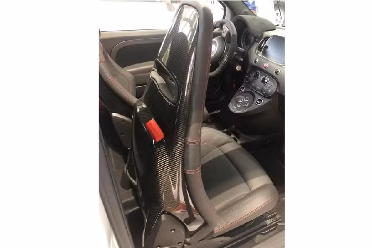 Là một phiên bản đặc biệt, Abarth 5959 được trang bị rất nhiều sự nâng cấp vượt trội khi so với Fiat 500. Cụ thể như logo thương hiệu riêng, ngoại hình thể thao hơn với những chi tiết được làm mới như cản trước/sau, hốc gió, mâm xe, phanh Brembo hàng hiệu, ống xả thể thao Akapovic...