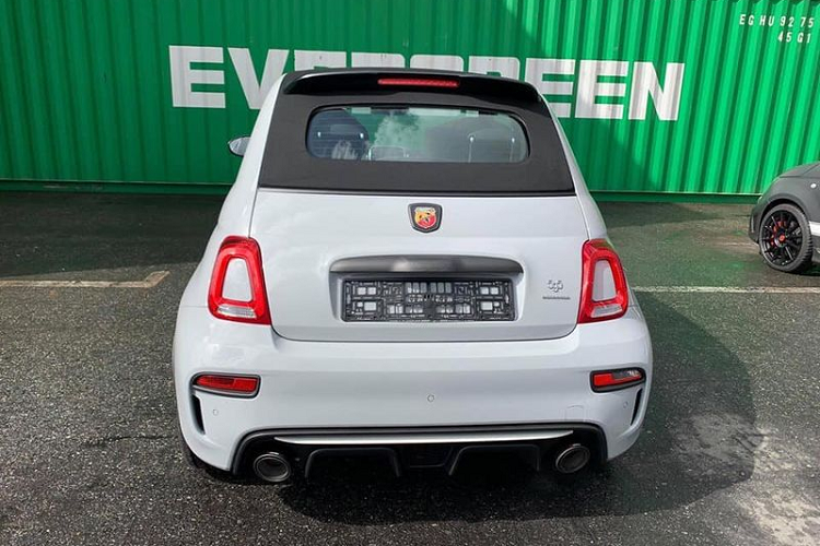 Bên cạnh những trang bị cao cấp, Abarth 595 còn xứng đáng được gọi là một phiên bản hiệu suất cao của Fiat 500 với trang bị động cơ 1.4L tăng áp, cho ra công suất tối đa 180 mã lực và 250 Nm mô-men xoắn cực đại.