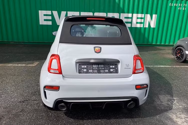 Bên cạnh những trang bị cao cấp, Abarth 595 còn xứng đáng được gọi là một phiên bản hiệu suất cao của Fiat 500 với trang bị động cơ 1.4L tăng áp, cho ra công suất tối đa 180 mã lực và 250 Nm mô-men xoắn cực đại.