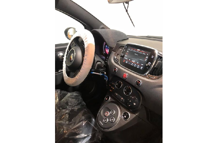 Đó là ở phần ngoại thất, đối với không gian cabin, Abarth 595 bản đặc biệt cũng được trang bị hàng loạt trang bị xịn xò như khung ghế từ sợi carbon và bọc da cao cấp, vô-lăng bọc da Alcantara, màn hình giải trí kết nối điện thoại thông minh, hệ thống âm thanh cao cấp Beats...