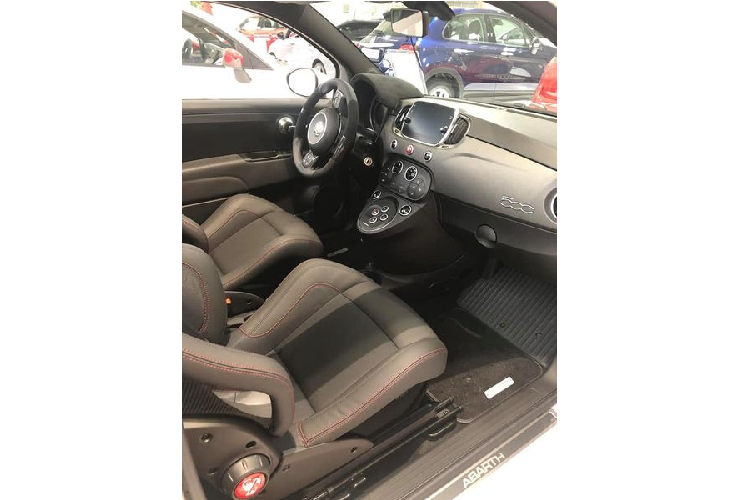 Về thiết kế tổng thể, Abarth 595 được lấy cảm hứng sáng tạo dựa trên những mô hình du thuyền dành cho giới siêu giàu thế giới. Nếu thoạt nhìn, có lẽ sẽ ít người phân biệt được giữa Abarth 595 và mẫu xe "anh em" Fiat 500 bởi ngoại hình của cả hai xe đều rất giống nhau. Lý do đơn giản cũng bởi thực chất, Abarth 595 vốn được phát triển trên nền tảng của Fiat 500.