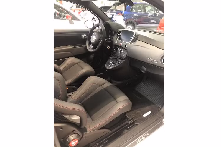 Về thiết kế tổng thể, Abarth 595 được lấy cảm hứng sáng tạo dựa trên những mô hình du thuyền dành cho giới siêu giàu thế giới. Nếu thoạt nhìn, có lẽ sẽ ít người phân biệt được giữa Abarth 595 và mẫu xe "anh em" Fiat 500 bởi ngoại hình của cả hai xe đều rất giống nhau. Lý do đơn giản cũng bởi thực chất, Abarth 595 vốn được phát triển trên nền tảng của Fiat 500.