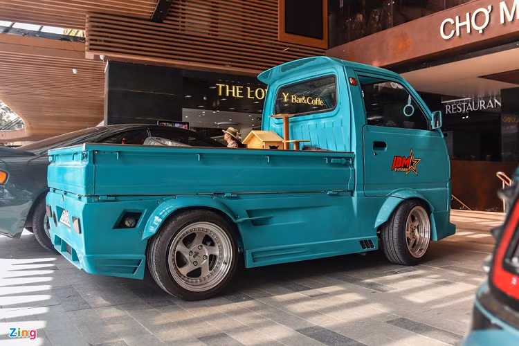 Phần thùng hàng phía sau vẫn được giữ nguyên. Nhưng bộ bodykit đã khỏa lấp đi những khoảng trống ở hông xe, khiến chiếc xe trông đầy đặn và có tính khí động học hơn. Đèn hậu phía sau cũng là dạng LED với chụp đèn sơn màu tối. 