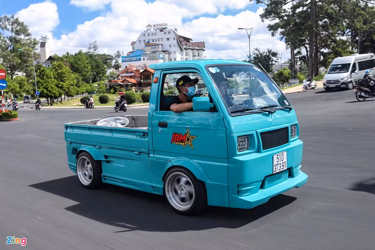 Phần đầu xe được thay đổi hoàn toàn. Mặt ca lăng có thêm lưới tản nhiệt thay vì tấm nhựa trang trí như nguyên bản. Cản trước cũng được làm lại dày bản và hạ thấp hơn. Hai đèn sương mù ở cản trước cũng đã được loại bỏ và thế chỗ bằng những khe hút gió và cánh gió nhỏ trông khá lạ mắt.