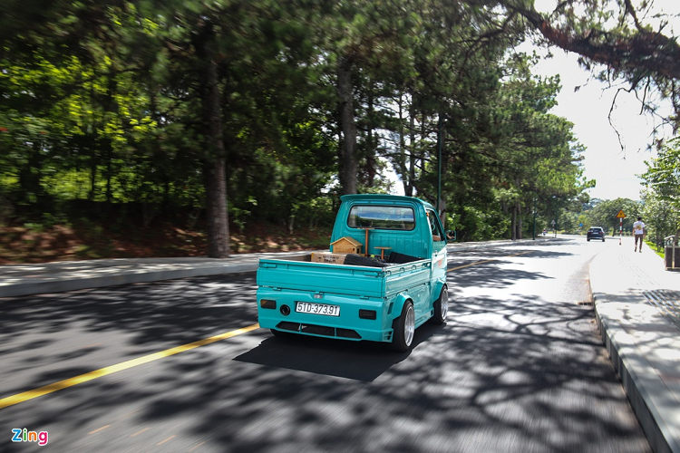 Widebody trên Suzuki Carry độ không quá xa lạ ở Việt Nam, thường được độ trên các mẫu sedan, hatchback, xe thể thao hay siêu xe. Nhưng chưa ai thực hiện việc này trên một chiếc xe tải. Mẫu Suzuki Carry này được xem là lá cờ đầu trong phong trào độ xe tải ở đất nước hình chữ S. 