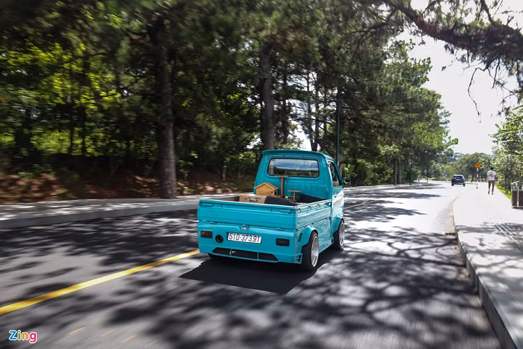 Widebody trên Suzuki Carry độ không quá xa lạ ở Việt Nam, thường được độ trên các mẫu sedan, hatchback, xe thể thao hay siêu xe. Nhưng chưa ai thực hiện việc này trên một chiếc xe tải. Mẫu Suzuki Carry này được xem là lá cờ đầu trong phong trào độ xe tải ở đất nước hình chữ S. 