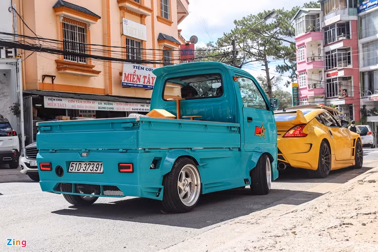 Không có sự thay đổi bên trong động cơ. Xe tải nhỏ Suzuki Carry độ siêu dị này trang bị động cơ xăng 4 xy-lanh, 970 cc, công suất 42 mã lực tại 5.500 vòng/phút và mô-men xoắn 68 Nm tại 3.000 vòng/phút, hộp số sàn 5 cấp và dẫn động cầu sau. Giá bán của Suzuki Carry tương đối rẻ, từ 249 - 285 triệu đồng. Với chi phí đầu tư không quá lớn, người chơi dòng xe này có thể dồn kinh phí cho việc độ để biến nó thành một mẫu xe tải thể thao độc đáo.