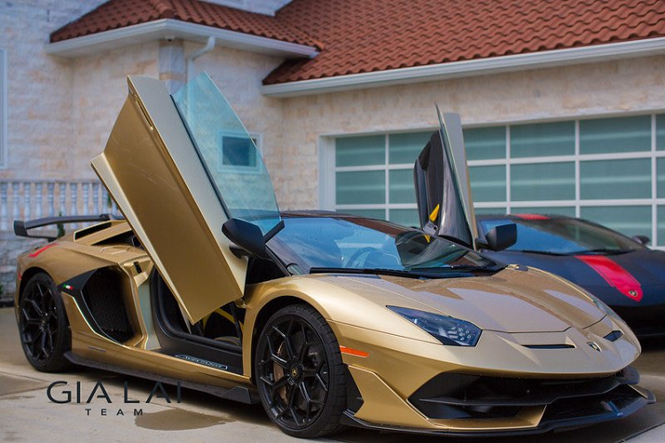Là phiên bản cuối cùng của dòng Aventador, Aventador SVJ Roadster được sản xuất với số lượng 800 chiếc. Phiên bản Coupe của mẫu xe này có số lượng nhiều hơn - 900 xe. Chiếc Aventador SVJ Roadster mang màu ngoại thất vàng Oro Elios. So với Aventador tiêu chuẩn, Aventador SVJ Roadster trông hầm hố hơn nhờ được áp dụng hệ thống khí động học Aerodinamica Lamborghini Attiva (ALA).