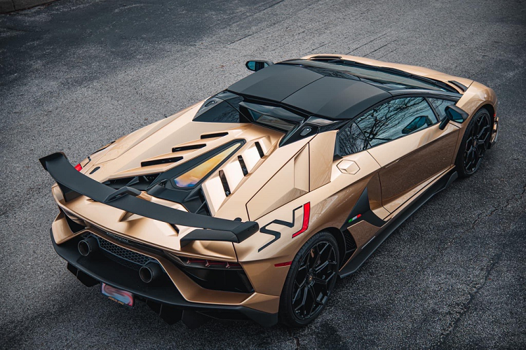 Tại Mỹ, Aventador SVJ Roadster có giá khởi điểm 570.000 USD. Để có thể mua được siêu phẩm này chính hãng, bạn phải là khách hàng thân thiết của Lamborghini. Đầu tháng 8/2019, chiếc Aventador SVJ bản Coupe cập bến Việt Nam và thuộc sở hữu của một đại gia Hà Nội.