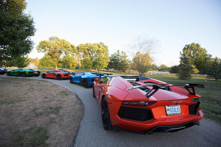 Hành trình quy tụ khoảng 20 siêu xe, xe siêu sang. Chiếm phần lớn là thương hiệu Lamborghini với dòng xe Aventador. Siêu bò này góp mặt với khá nhiều phiên bản như Coupe, Roadster, SV và nổi bật nhất là SVJ Roadster.