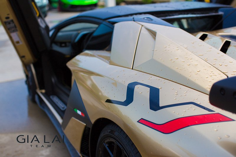 Lamborghini Aventador SVJ Roadster được trang bị khối động cơ V12 6.5L, sản sinh công suất 770 mã lực và mô-men xoắn 720 Nm. Kết hợp với hộp số ISR 7 cấp và hệ thống dẫn động 4 bánh, siêu bò có khả năng tăng tốc 0-100 km/h chỉ trong 2,9 giây trước khi đạt được vận tốc tối đa 350 km/h.