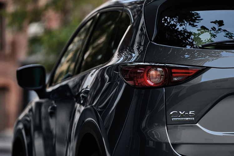 Phiên bản CX-5 Touring chú trọng cho khoang hành khách với ghế ngồi có tính năng làm mát, bệ tay trung tâm và 2 cổng sạc USB. Ngoài ra, phiên bản này còn có hệ thống keyless entry thế hệ mới, kính sau tối màu, dàn âm thanh 6 loa và đèn LED tự cân bằng góc chiếu.