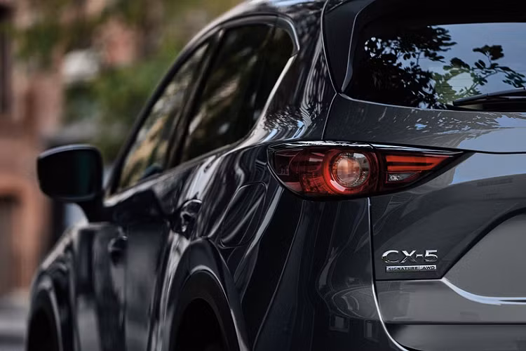 Phiên bản CX-5 Touring chú trọng cho khoang hành khách với ghế ngồi có tính năng làm mát, bệ tay trung tâm và 2 cổng sạc USB. Ngoài ra, phiên bản này còn có hệ thống keyless entry thế hệ mới, kính sau tối màu, dàn âm thanh 6 loa và đèn LED tự cân bằng góc chiếu.