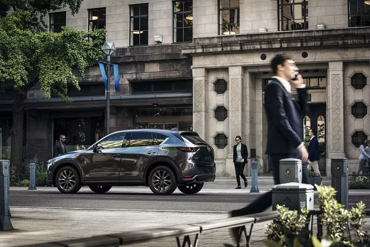 Tương tự CX-9, Mazda CX-5 2021 có thêm 2 phiên bản Carbon Edition và Carbon Edition Turbo. CX-5 Carbon Edition được xây dựng dựa trên phiên bản CX-5 Touring đi kèm gói Touring Preferred SV. Phiên bản này được sơn màu xám Polymetal độc quyền kết hợp nhiều chi tiết sơn đen bóng như ốp gương chiếu hậu, lưới tản nhiệt và bộ mâm hợp kim 19 inch.