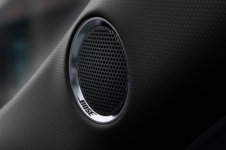 Gói Touring Preferred SV cung cấp thêm hệ thống âm thanh 10 loa của Bose, ghế bọc da, cửa sau đóng/mở điện, cửa sổ trời chỉnh điện, kính chiếu hậu trung tâm tự động chống chói và ghế trước chỉnh điện.