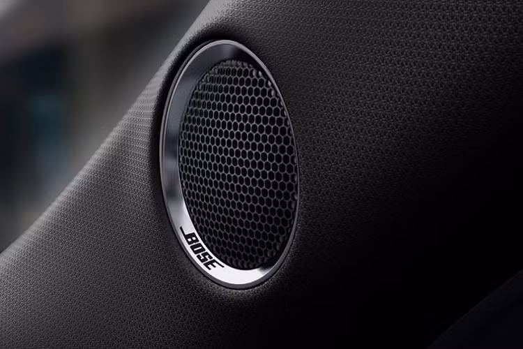 Gói Touring Preferred SV cung cấp thêm hệ thống âm thanh 10 loa của Bose, ghế bọc da, cửa sau đóng/mở điện, cửa sổ trời chỉnh điện, kính chiếu hậu trung tâm tự động chống chói và ghế trước chỉnh điện.