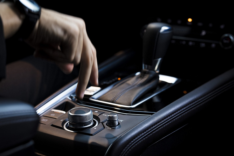 Gói an toàn i-Activsense sẽ là trang bị tiêu chuẩn cho CX-5 2021. Gói công nghệ này gồm kiểm soát hành trình bằng radar với chức năng Start/Stop, hỗ trợ phanh thông minh tích hợp phát hiện người đi bộ, cảnh báo lệch làn đường, hỗ trợ giữ làn đường, camera 360 độ, cảnh báo điểm mù và cảnh báo phương tiện cắt ngang phía sau.