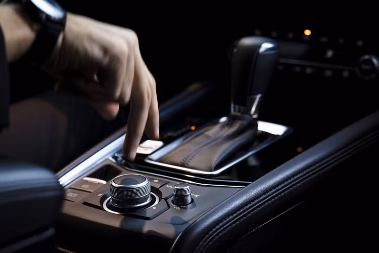 Gói an toàn i-Activsense sẽ là trang bị tiêu chuẩn cho CX-5 2021. Gói công nghệ này gồm kiểm soát hành trình bằng radar với chức năng Start/Stop, hỗ trợ phanh thông minh tích hợp phát hiện người đi bộ, cảnh báo lệch làn đường, hỗ trợ giữ làn đường, camera 360 độ, cảnh báo điểm mù và cảnh báo phương tiện cắt ngang phía sau.