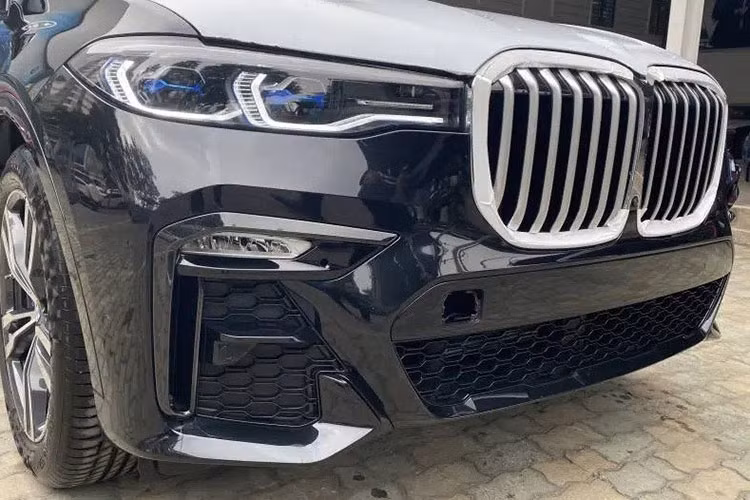Nguyên nhân chính ở việc giảm giá là do các showroom xe nhập khẩu tư nhân lại đem về những chiếc BMW X7 M Sport 2020 mới có giá hấp dẫn hơn khoảng 6 – 6,5 tỷ đồng tùy nơi. Vì lẽ đó, sự xuất hiện của BMW X7 M Sport chính hãng sẽ là một đòn đau đánh vào thị phần của xe nhập tư.
