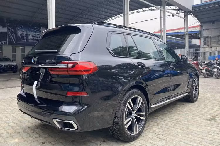Nằm ở phân khúc SUV hạng sang cỡ lớn, đối thủ chính của BMW X7 là Mercedes-Benz GLS và Lexus LX 570. Tuy nhiên tại Việt Nam, BMW X7 chính hãng lại gặp khó bởi chính những chiếc xe nhập tư. Trước đó, THACO chỉ phân phối duy nhất 1 phiên bản BMW X7 2020 mới là Pure Excellence với giá niêm yết ban đầu lên tới hơn 7 tỷ đồng và điều chỉnh dần xuống mức 6,689 tỷ đồng như hiện tại.