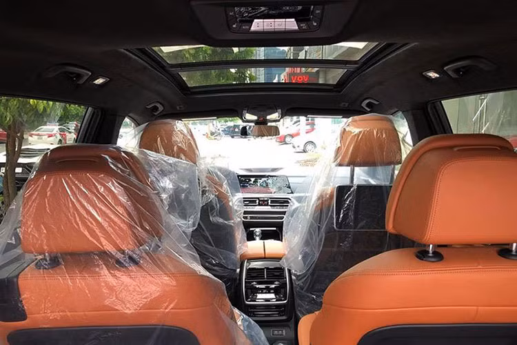 Trên mẫu SUV hạng sang BMW X7 M Sport vẫn có màn hình kỹ thuật số kích cỡ 12,3 inch, màn hình giải trí 12,3 inch, cửa sổ trời toàn cảnh,… và cả cần số pha lê gây thổn thức. Theo nhiều người dùng cho hay, phong cách thể thao khỏe khoắn này lại phù hợp với thị hiếu của giới đại gia Việt ở thời điểm hiện tại hơn.