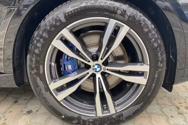 Định vị thấp hơn phiên bản Pure Excellence, BMW X7 M Sport mới về đại lý chính hãng khác biệt chủ yếu ở gói ngoại thất, theo đuổi phong cách thể thao chứ không phải sự “sang chảnh”. Điều này thể hiện rõ ràng qua cản trước và sau hầm hố của BMW X7 M Sport, đi kèm bộ mâm 5 chấu kép kích cỡ 21 inch. Bên cạnh đó, nhiều chi tiết trên xe được sơn đen chứ không mạ crôm như phiên bản Pure Excellence.