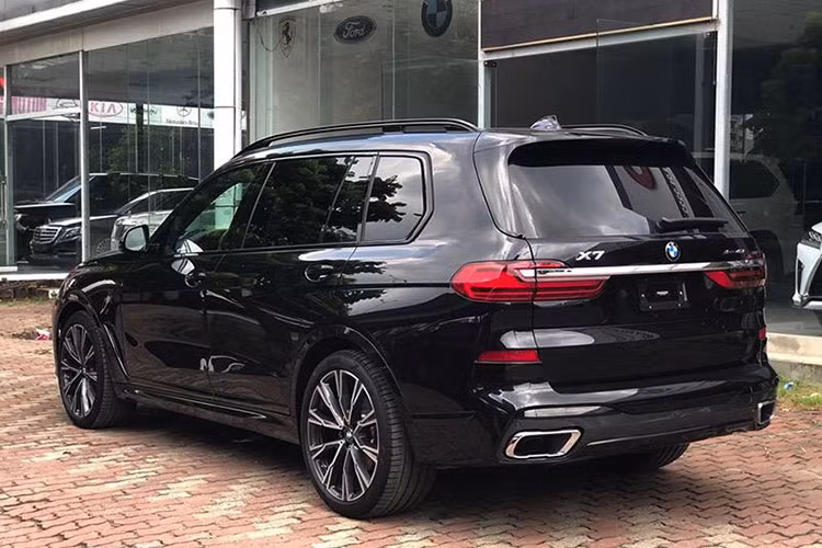 Với cái tên xDrive40i xuất hiện trong tên đăng ký, BMW X7 M Sport mới về đại lý cũng sử dụng động cơ tương tự như bản Pure Excellence. Bên dưới nắp ca-pô là máy xăng 6 xi-lanh, dung tích 3.0L cho công suất tối đa 340 mã lực và mô-men xoắn cực đại 450 Nm. Trang bị hộp số là loại tự động 8 cấp, đi kèm hệ dẫn động 4 bánh.