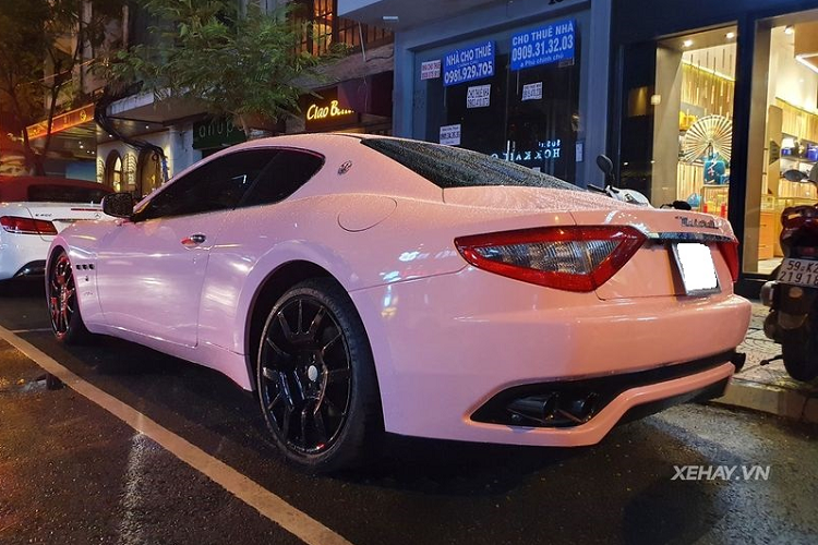 Sức mạnh của Maserati GranTurismo siêu nữ tính này đến từ khối động cơ V8 4.2L sản sinh công suất 405 mã lực và mô-men xoắn cực đại 460Nm, đi kèm là hộp số tự động ZF 6 cấp.