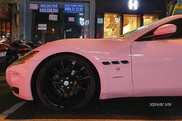 Với những nâng cấp kể trên và màu ngoại thất mới, chiếc xe thể thao Maserati GranTurismo trở nên vô cùng nổi bật, nó trở thành tâm điểm gây chú ý mỗi khi xuất hiện trên đường phố.