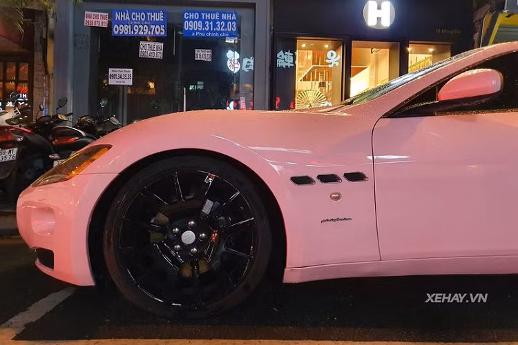 Với những nâng cấp kể trên và màu ngoại thất mới, chiếc xe thể thao Maserati GranTurismo trở nên vô cùng nổi bật, nó trở thành tâm điểm gây chú ý mỗi khi xuất hiện trên đường phố.