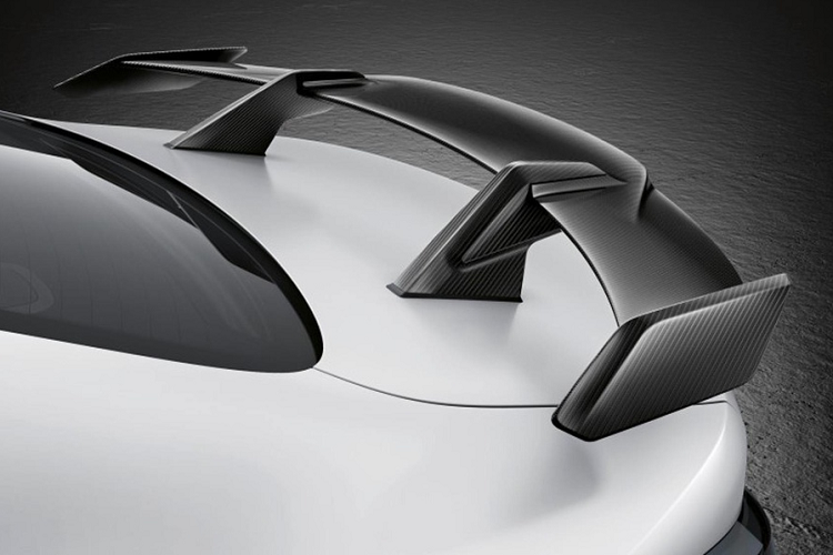 Cản sau của xe cũng được làm hoàn toàn từ sợi carbon, kết hợp cùng với hệ thống giảm thanh làm từ titan. Ống xả M Performance được áo một lớp ceramic với màu sơn đen mờ. Khách hàng cũng có đặt kèm bộ tem đua với 3 màu chủ đạo của BMW M: xanh, đỏ và tím.