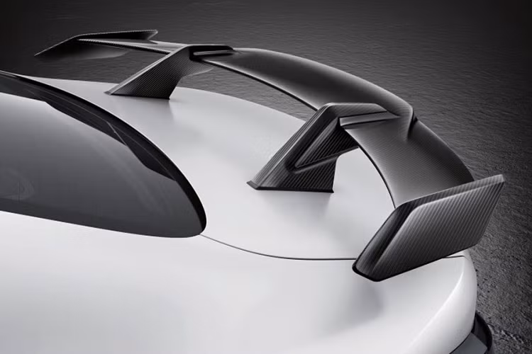 Cản sau của xe cũng được làm hoàn toàn từ sợi carbon, kết hợp cùng với hệ thống giảm thanh làm từ titan. Ống xả M Performance được áo một lớp ceramic với màu sơn đen mờ. Khách hàng cũng có đặt kèm bộ tem đua với 3 màu chủ đạo của BMW M: xanh, đỏ và tím.