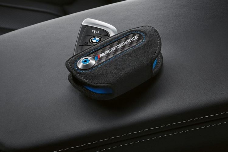 Bên cạnh ngoại thất, nội thất của xe cũng được BMW chăm sóc kỹ lưỡng với nhiều lựa chọn và chất liệu khác nhau. Các chi tiết nâng cấp như bậc cửa, thảm sàn trước và sau, ốp nội thất được làm từ sợi carbon.