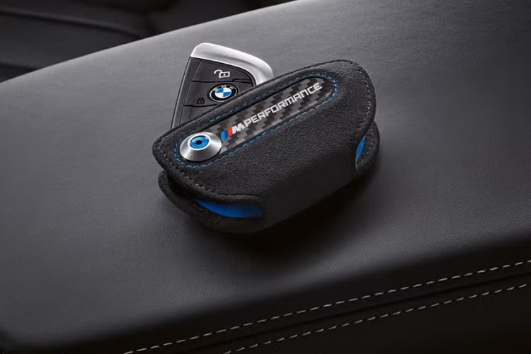 Bên cạnh ngoại thất, nội thất của xe cũng được BMW chăm sóc kỹ lưỡng với nhiều lựa chọn và chất liệu khác nhau. Các chi tiết nâng cấp như bậc cửa, thảm sàn trước và sau, ốp nội thất được làm từ sợi carbon.