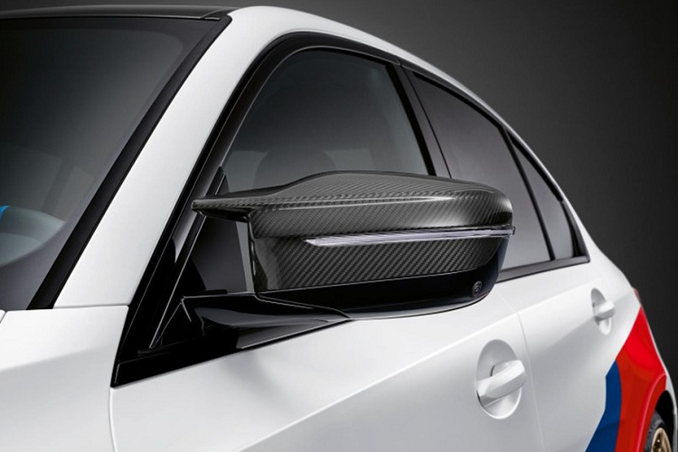 Đáng chú ý nhất có thể kể đến hệ thống ống xả thiết kế hoàn toàn mới. Với cách bố trí các ống xả dạng tam giác và đặt ở trung tâm cản sau, tạo hình này khiến nhiều người liên tưởng đến siêu xe Lexus LFA. Tuy nhiên, BMW lại bố trí 4 ống xả với đỉnh tam giác hướng lên. Vật liệu chế tạo hệ thống ống xả này là titan, nhẹ hơn 5 kg so với hệ thống ống xả tiêu chuẩn.